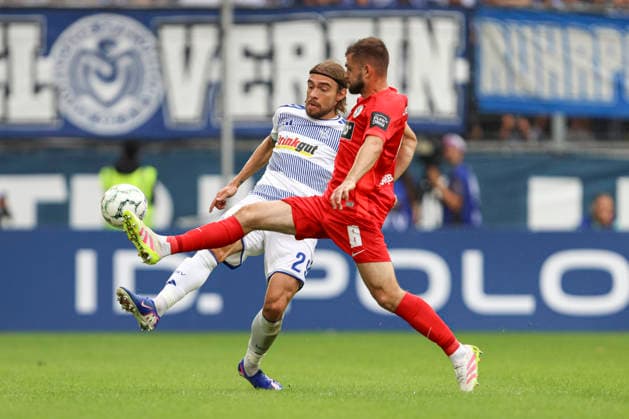 Joshua Bitter (MSV Duisburg) und Lukasz Poreba (SV 07 Elversberg) im Zweikampf waehrend des Spiels der 1. Runde des DFB-Pokal zwischen MSV Duisburg und SV 07 Elversberg, Schauinsland-Reisen-Arena am 22. August 2026 in Duisburg, Deutschland. (Foto von Oliver Kaelke DeFodi Images) +++ Joshua Bitter (MSV Duisburg) und Lukasz Poreba (SV 07 Elversberg) battle for the ball during the 1st round match of the DFB-Pokal between MSV Duisburg and SV 07 Elversberg at Schauinsland-Reisen-Arena on August 22, 2026 in Duisburg, Germany. (Photo by Oliver Kaelke DeFodi Images) DFB DFL REGULATIONS PROHIBIT ANY USE OF PHOTOGRAPHS AS IMAGE SEQUENCES AND OR QUASI-VIDEO. (Photo by Oliver Kaelke DeFodi Images) - *** Joshua Bitter of MSV Duisburg and Lukasz Poreba of SV 07 Elversberg in a duel during the first-round DFB Cup match between MSV Duisburg and SV 07 Elversberg, Schauinsland Reisen Arena on August 22, 2026, in Duisburg, Germany. Photo by Oliver Kaelke, DeFodi Images. Joshua Bitter of MSV Duisburg and Lukasz Poreba of SV 07 Elversberg battle for the ball during the first-round match of the DFB Cup between MSV Duisburg and SV 07 Elversberg at Schauinsland Reisen Arena on August 22, 2026, in Duisburg, Germany. Photo by Oliver Kaelke, DeFodi Images. DFB and DFL regulations prohibit any use of photographs as image sequences and or quasi-video. Photo by Oliver Kaelke, DeFodi Images.