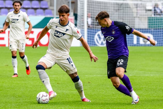 Adam Hlozek (TSG 1899 Hoffenheim, 10) am Ball gegen Willi Kamm (FC Erzgebirge Aue, 22), FC Erzgebirge Aue vs. TSG Hoffenheim, Fussball, DFB Pokal, 1. Runde, Saison 2026 2027, 22.08.2026,¨ DFL REGULATIONS PROHIBIT ANY USE OF PHOTOGRAPHS AS IMAGE SEQUENCES AND OR QUASI-VIDEO,¨ FC Erzgebirge Aue vs. TSG Hoffenheim, Fussball, DFB Pokal, 1. Runde, Saison 2026 2027, 22.08.2026, Aue *** Adam Hlozek (TSG 1899 Hoffenheim), 10 with the ball against Willi Kamm (FC Erzgebirge Aue), 22, FC Erzgebirge Aue vs. TSG Hoffenheim, Soccer, DFB Cup, 1st Round, 2026–2027 Season, August 22, 2026, DFL regulations prohibit any use of photographs as image sequences and or quasi-video, FC Erzgebirge Aue vs. TSG Hoffenheim, soccer, DFB Cup, Round 1, 2026–2027 Season, August 22, 2026, Aue Copyright: xEibner-Pressefoto LauraxRoemerx EP_LRR