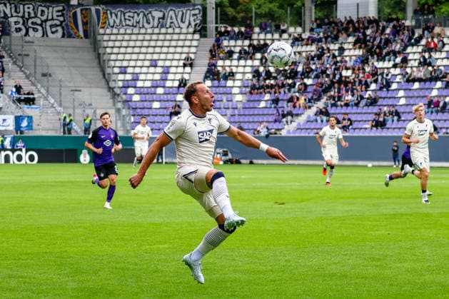 Vladimir Coufal (TSG 1899 Hoffenheim, 34) nimmt hohen Ball an, FC Erzgebirge Aue vs. TSG Hoffenheim, Fussball, DFB Pokal, 1. Runde, Saison 2026 2027, 22.08.2026,¨ DFL REGULATIONS PROHIBIT ANY USE OF PHOTOGRAPHS AS IMAGE SEQUENCES AND OR QUASI-VIDEO,¨ FC Erzgebirge Aue vs. TSG Hoffenheim, Fussball, DFB Pokal, 1. Runde, Saison 2026 2027, 22.08.2026, Aue *** Vladimir Coufal of TSG 1899 Hoffenheim, 34, controls a high ball; FC Erzgebirge Aue vs. TSG Hoffenheim, Soccer, DFB Cup, 1st Round, 2026–2027 Season, August 22, 2026, DFL regulations prohibit any use of photographs as image sequences and or quasi-video, FC Erzgebirge Aue vs. TSG Hoffenheim, Soccer, DFB Cup, Round 1, 2026–2027 Season, August 22, 2026, Aue Copyright: xEibner-Pressefoto LauraxRoemerx EP_LRR