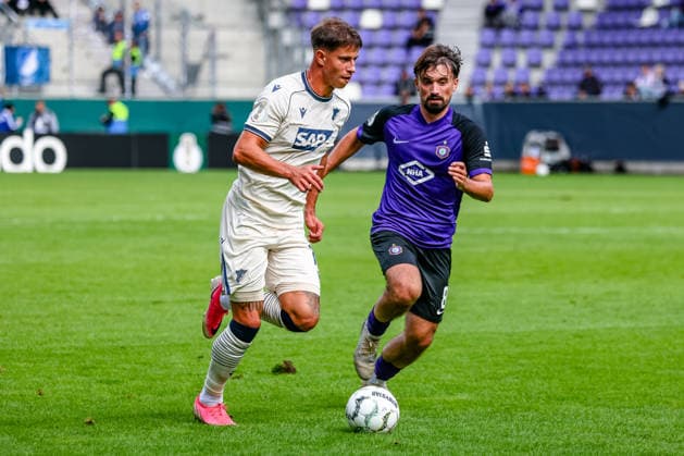 Adam Hlozek (TSG 1899 Hoffenheim, 10) Zweikampf, Duell, Kampf am Ball Nils Lihsek (FC Erzgebirge Aue, 08), FC Erzgebirge Aue vs. TSG Hoffenheim, Fussball, DFB Pokal, 1. Runde, Saison 2026 2027, 22.08.2026,¨ DFL REGULATIONS PROHIBIT ANY USE OF PHOTOGRAPHS AS IMAGE SEQUENCES AND OR QUASI-VIDEO,¨ FC Erzgebirge Aue vs. TSG Hoffenheim, Fussball, DFB Pokal, 1. Runde, Saison 2026 2027, 22.08.2026, Aue *** Adam Hlozek, TSG 1899 Hoffenheim, 10th tackle, duel, battle for the ball; Nils Lihsek, FC Erzgebirge Aue, 08, FC Erzgebirge Aue vs. TSG Hoffenheim, Soccer, DFB Cup, Round 1, 2026–2027 Season, August 22, 2026, DFL regulations prohibit any use of photographs as image sequences and or quasi-video, FC Erzgebirge Aue vs. TSG Hoffenheim, soccer, DFB Cup, Round 1, 2026–2027 Season, August 22, 2026, Aue Copyright: xEibner-Pressefoto LauraxRoemerx EP_LRR