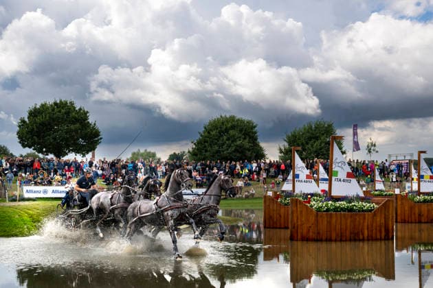 AACHEN, TYSKLAND 20260822 Sveriges Fredrik Persson i fyrspann maraton sportkörning med hästarna FASCO, JUDSON, KAPTAIN, KERMIT vid ryttar-VM i Aachen. Med pa vagnen för att balansera upp ekipaget är hästskötarna Helena Persson och Victoria Persson. AACHEN TYSKLAND x10050x *** AACHEN, GERMANY 20260822 Sweden s Fredrik Persson in the four-in-hand marathon event with the horses FASCO, JUDSON, KAPTAIN, and KERMIT at the World Equestrian Games in Aachen. Riding on the carriage to help balance the team are the grooms Helena Persson and Victoria Persson. AACHEN, GERMANY x10050x  Copyright: xPontusxLundahl TTx RYTTAR-VM 2026