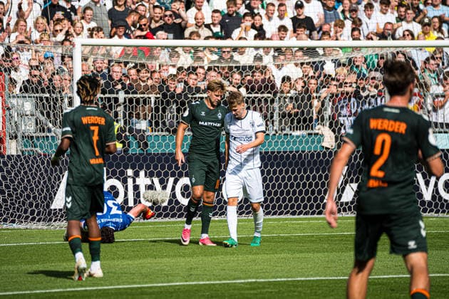 Fußball I Herren I Saison 2026-2027 I DFB-Pokal I 1. Spieltag I Lüneburger SK Hansa - SV Werder Bremen I 22.08.2026 Niclas Füllkrug (10, SV Werder Bremen) und Raphael Thinius (19, Lüneburger SK Hansa) *** Soccer I Men s I 2026–2027 Season I DFB Cup I Matchday 1 I Lüneburger SK Hansa vs. SV Werder Bremen I August 22, 2026 Niclas Füllkrug 10, SV Werder Bremen and Raphael Thinius 19, Lüneburger SK Hansa Copyright: xLobeca Björn-OlexKehmx