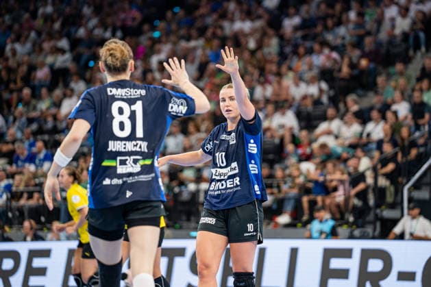 HSG Blomberg-Lippe (GER) vs. Borussia Dortmund (GER), Handball, 1. Handball Bundesliga Frauen, Rexel Supercup 2026, Saison 2026 2027, Muenchen, 22.08.2026 Maxi Muehlner (HSG Blomberg-Lippe, 10) und Karolina Jurenczyk (HSG Blomberg-Lippe, 81) freuen sich nach einer erfolgreichen Abwehr Muenchen SAP Garden Deutschland *** HSG Blomberg Lippe GER vs. Borussia Dortmund GER, Handball, Women s Handball Bundesliga 1, 2026 Rexel Super Cup, 2026–2027 Season, Munich, August 22, 2026: Maxi Muehlner (HSG Blomberg Lippe, 10) and Karolina Jurenczyk (HSG Blomberg Lippe, 81) celebrate after a successful defensive play at the SAP Garden in Munich, Germany