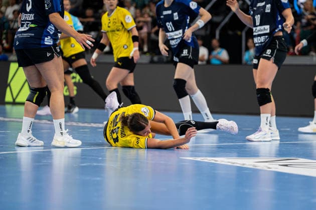 HSG Blomberg-Lippe (GER) vs. Borussia Dortmund (GER), Handball, 1. Handball Bundesliga Frauen, Rexel Supercup 2026, Saison 2026 2027, Muenchen, 22.08.2026 Merel Freriks (Borussia Dortmund, 20) liegt am Boden Muenchen SAP Garden Deutschland *** HSG Blomberg Lippe (GER) vs. Borussia Dortmund (GER), Handball, Women s Handball Bundesliga 1, 2026 Rexel Super Cup, 2026–2027 Season, Munich, August 22, 2026—Merel Freriks of Borussia Dortmund, No. 20, is lying on the floor at the SAP Garden in Munich, Germany