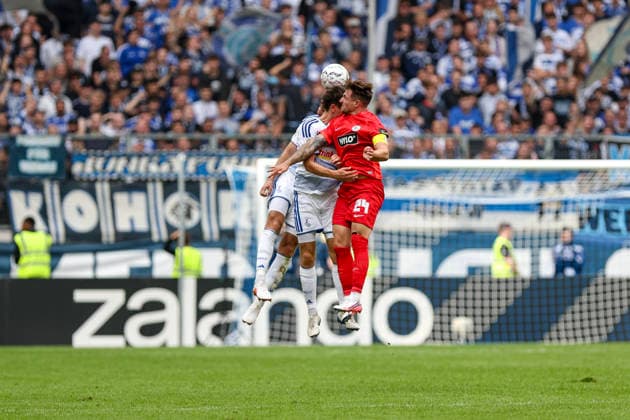 22.08.2026, GER, Fussball, Herren, DFB-Pokal, Saison 2026 2027, MSV Duisburg - SV Elversberg Tobias Fleckstein (Duisburg), Martin Ens (Duisburg) und Luca Schnellbacher (SVE) im Kampf um den Ball Duisburg schauinsland-reisen Arena Nordrhein-Westfalen Deutschland *** August 22, 2026, GER, Soccer, Men’s, DFB Cup, 2026–2027 season, MSV Duisburg vs. SV Elversberg: Tobias Fleckstein (Duisburg), Martin Ens (Duisburg), and Luca Schnellbacher (SVE) battle for the ball; Duisburg’s Schauinsland-Arena, North Rhine-Westphalia, Germany Copyright: xAdrianxSchlüterx