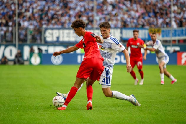 22.08.2026, GER, Fussball, Herren, DFB-Pokal, Saison 2026 2027, MSV Duisburg - SV Elversberg Noah Darvich (SVE) und Martin Ens (Duisburg) im Kampf um den Ball Duisburg schauinsland-reisen Arena Nordrhein-Westfalen Deutschland *** August 22, 2026, GER, Soccer, Men s, DFB Cup, 2026–2027 Season, MSV Duisburg vs. SV Elversberg: Noah Darvich (SVE) and Martin Ens (Duisburg) battle for the ball; Duisburg Schauinsland Arena, North Rhine-Westphalia, Germany Copyright: xAdrianxSchlüterx