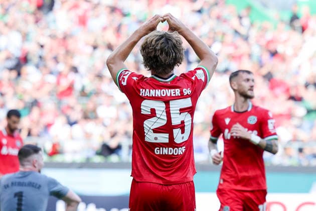 Lars Gindorf (Hannover 96) bejubelt seinen Treffer zum 0:6 waehrend des Spiels des DFB-Pokals zwischen SV Hemelingen und Hannover 96, Weserstadion am 22. August 2026 in Bremen, Deutschland. (Foto von Marco Steinbrenner DeFodi Images) +++ Lars Gindorf (Hannover 96) celebrates after scoring his teams sixth Goal during the DFB-Pokal match between SV Hemelingen and Hannover 96t at Weserstadion on August 22, 2026 in Bremen, Germany. (Photo by Marco Steinbrenner DeFodi Images) (Photo by Marco Steinbrenner DeFodi Images) - *** Lars Gindorf of Hannover 96 celebrates his goal, making the score 0–6, during the DFB Cup match between SV Hemelingen and Hannover 96 at Weserstadion on August 22, 2026, in Bremen, Germany Photo by Marco Steinbrenner, DeFodi Images Lars Gindorf of Hannover 96 celebrates after scoring his team’s sixth goal during the DFB Cup match between SV Hemelingen and Hannover 96 at Weserstadion on August 22, 2026 in Bremen, Germany. Photo by Marco Steinbrenner, DeFodi Images. Photo by Marco Steinbrenner, DeFodi Images.