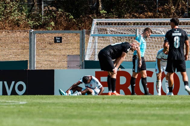 Deutschland, Köln (Sportpark Höhenberg): DFB-Pokal, 1. Runde, FC Viktoria Köln - 1. FC Nürnberg, Verletzungspause, Behandlungspause, Mohamed Ali Zoma (1. FC Nürnberg, 23), Foul *** Germany, Cologne, Sportpark Höhenberg, DFB Cup, Round 1, FC Viktoria Cologne vs. 1. FC Nuremberg, injury timeout, medical timeout, Mohamed Ali Zoma (1. FC Nuremberg), 23, foul Copyright: xThiemoxRudolphx