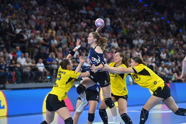 Nieke Kuehne (Blomberg) wird von drei Dortmunder Spielerinnen attackiert, Aktion,Zweikampf. Handball Rexel Super Cup 2026 der Frauen HSG Blomberg-Lippe vs. Borussia Dortmund am 22.08.2026 SAP GARDEN Muenchen. *** Nieke Kuehne Blomberg is tackled by three Dortmund players; action, tackle—2026 Rexel Women s Super Cup handball match between HSG Blomberg Lippe and Borussia Dortmund on August 22, 2026, at SAP GARDEN in Munich