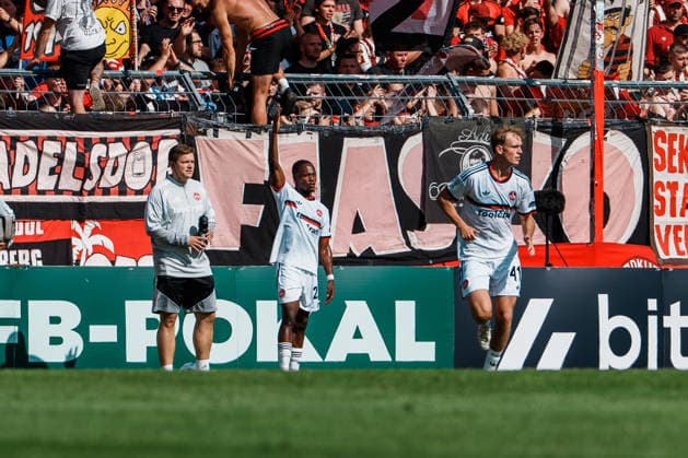 Deutschland, Köln (Sportpark Höhenberg): DFB-Pokal, 1. Runde, FC Viktoria Köln - 1. FC Nürnberg, Verletzungspause, Behandlungspause, Mohamed Ali Zoma (1. FC Nürnberg, 23) kann weiterspielen *** Germany, Cologne, Sportpark Höhenberg, DFB Cup, 1st Round, FC Viktoria Cologne vs. 1. FC Nuremberg, injury timeout, medical timeout, Mohamed Ali Zoma (1. FC Nuremberg), No. 23 can continue playing Copyright: xThiemoxRudolphx