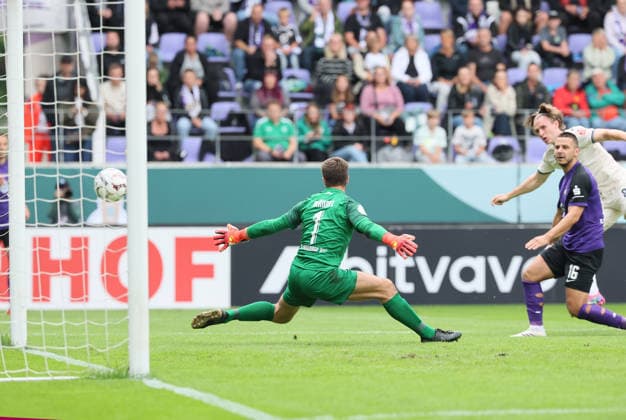 Erz.Aue - Hoffenheim DFB-Pokal Aue, 22.08.2026, Erzgebirgsstadion, Fußball, DFB Pokal, 1.Hauptrunde , FC Erzgebirge Aue vs. TSG 1899 Hoffenheim , Tor für Hoffenheim zum 0:1. Im Bild: Torschütze Patrick Wimmer ( 8, Hoffenheim) trifft gegen Torwart Martin Männel (1, Aue) , Nur für journalistische Zwecke. Only for editorial use! , DFB regulations prohibit any use of photographs as image sequences and or quasi-video. , *** Erz Aue vs. Hoffenheim, DFB Cup, Aue, August 22, 2026, Erzgebirgsstadion, Soccer, DFB Cup, 1st Round, FC Erzgebirge Aue vs. TSG 1899 Hoffenheim, Goal for Hoffenheim, 0–1. Pictured: Goal scorer Patrick Wimmer 8, Hoffenheim scores past goalkeeper Martin Männel (1), Aue, For editorial use only, DFB regulations prohibit any use of photographs as image sequences and or quasi-video, Picture Point