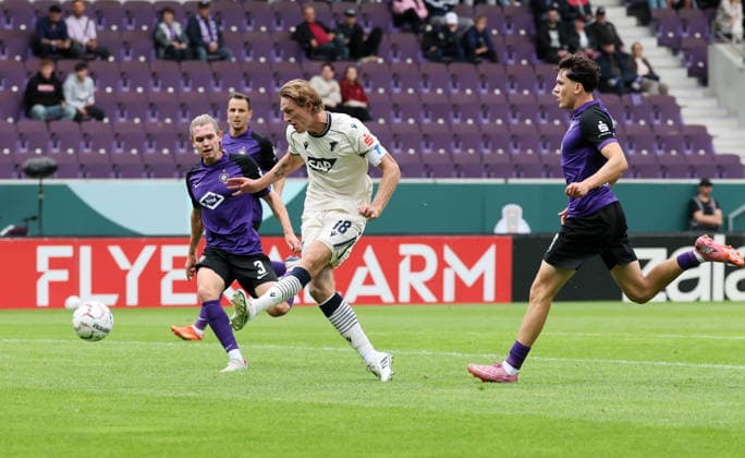 Erz.Aue - Hoffenheim DFB-Pokal Aue, 22.08.2026, Erzgebirgsstadion, Fußball, DFB Pokal, 1.Hauptrunde , FC Erzgebirge Aue vs. TSG 1899 Hoffenheim , Tor für Hoffenheim zum 0:2. Im Bild: Torschütze Wouter Burger (mi. 18, Hoffenheim) zieht vor Devin Angleberger (li., 3, Aue) ab , Nur für journalistische Zwecke. Only for editorial use! , DFB regulations prohibit any use of photographs as image sequences and or quasi-video. , *** Erz Aue vs. Hoffenheim, DFB Cup, Aue, August 22, 2026, Erzgebirgsstadion, soccer, DFB Cup, 1st round, FC Erzgebirge Aue vs. TSG 1899 Hoffenheim, goal for Hoffenheim to make it 0–2. Pictured: goal scorer Wouter Burger (No. 18), Hoffenheim pulls ahead of Devin Angleberger (left), 3, Aue trails. For editorial use only. DFB regulations prohibit any use of photographs as image sequences and or quasi-video. Picture Point