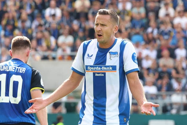 22.08.2026, xrekx, Fussball DFB Pokal 1.Runde, 1.FC Saarbruecken - Hertha BSC Berlin v.l. Paul Seguin (Hertha BSC) gibt Anweisungen, gestikuliert, mit den Armen gestikulieren gives instructions, gesticulate (DFL DFB REGULATIONS PROHIBIT ANY USE OF PHOTOGRAPHS as IMAGE SEQUENCES and or QUASI-VIDEO) Saarbruecken *** August 22, 2026, xrekx, Soccer DFB Cup 1st Round, 1. FC Saarbrücken vs. Hertha BSC Berlin, Paul Seguin, Hertha BSC gives instructions, gesticulates, waves his arms, gesticulates. DFL and DFB regulations prohibit any use of photographs as image sequences and or quasi-video. Saarbrücken