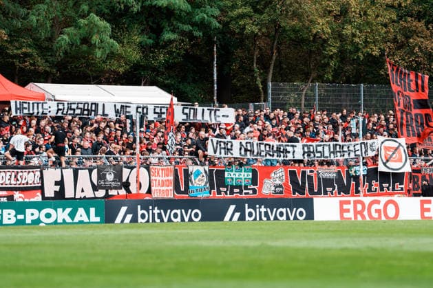 Deutschland, Köln (Sportpark Höhenberg): DFB-Pokal, 1. Runde, FC Viktoria Köln - 1. FC Nürnberg, Proteste Choreo der Fans von Nürnberg gegen Videoassistenten VAR *** Germany, Cologne, Sportpark Höhenberg, DFB Cup, 1st Round, FC Viktoria Cologne vs. 1. FC Nuremberg, Protests: Choreographed display by Nuremberg fans against the Video Assistant Referee (VAR) Copyright: xThiemoxRudolphx
