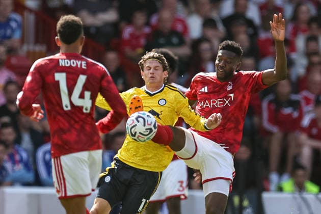 Nottingham Forest v Leeds United, Premier League Leeds United midfielder Brenden Aaronson (11) battles for possession during the Premier League match between Nottingham Forest and Leeds United at the City Ground, Nottingham, UK on 22 August 2026. Nottingham City Ground Nottinghamshire UK Editorial use only DataCo restrictions apply See www.football-dataco.com , Copyright: xManjitxNarotrax PSI-24717-0019