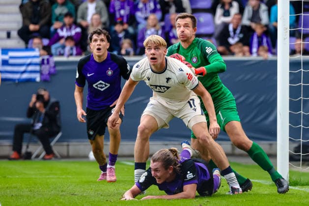 Devin Angleberger (FC Erzgebirge Aue, 03) am Boden nach Foul, Nathan De Cat (TSG 1899 Hoffenheim, 17) und Martin Maennel (FC Erzgebirge Aue, 01) Zweikampf, Duell, Kampf, FC Erzgebirge Aue vs. TSG Hoffenheim, Fussball, DFB Pokal, 1. Runde, Saison 2026 2027, 22.08.2026,¨ DFL REGULATIONS PROHIBIT ANY USE OF PHOTOGRAPHS AS IMAGE SEQUENCES AND OR QUASI-VIDEO,¨ FC Erzgebirge Aue vs. TSG Hoffenheim, Fussball, DFB Pokal, 1. Runde, Saison 2026 2027, 22.08.2026, Aue *** Devin Angleberger of FC Erzgebirge Aue, No. 03, is on the ground after a foul; Nathan De Cat of TSG 1899 Hoffenheim, No. 17; and Martin Maennel of FC Erzgebirge Aue, 01, tackling, duel, FC Erzgebirge Aue vs. TSG Hoffenheim, soccer, DFB Cup, 1st round, 2026–2027 season, August 22, 2026, DFL regulations prohibit any use of photographs as image sequences and or quasi-video, FC Erzgebirge Aue vs. TSG Hoffenheim, soccer, DFB Cup, Round 1, 2026–2027 Season, August 22, 2026, Aue Copyright: xEibner-Pressefoto LauraxRoemerx EP_LRR