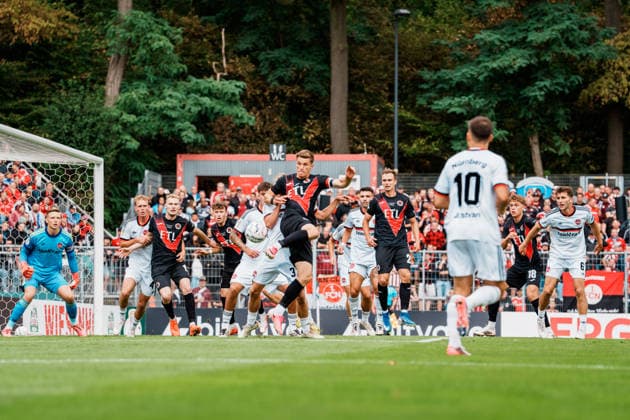 Deutschland, Köln (Sportpark Höhenberg): DFB-Pokal, 1. Runde, FC Viktoria Köln - 1. FC Nürnberg, Torchance nach Ecke für Köln, David Otto (FC Viktoria Köln, 10) *** Germany, Cologne, Sportpark Höhenberg, DFB Cup, 1st Round, FC Viktoria Cologne 1–0 FC Nuremberg, scoring chance for Cologne off a corner kick, David Otto (FC Viktoria Cologne), 10 Copyright: xThiemoxRudolphx