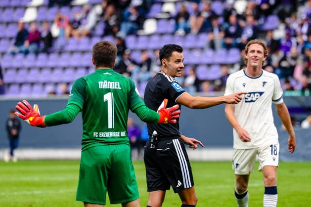 Martin Maennel (FC Erzgebirge Aue, 01) beschwert sich ueber Entscheidung zum Tor 0:3, Konrad Oldhafer (Schiedsrichter, DFB) gibt Anweisungen, gestikuliert, FC Erzgebirge Aue vs. TSG Hoffenheim, Fussball, DFB Pokal, 1. Runde, Saison 2026 2027, 22.08.2026,¨ DFL REGULATIONS PROHIBIT ANY USE OF PHOTOGRAPHS AS IMAGE SEQUENCES AND OR QUASI-VIDEO,¨ FC Erzgebirge Aue vs. TSG Hoffenheim, Fussball, DFB Pokal, 1. Runde, Saison 2026 2027, 22.08.2026, Aue *** Martin Maennel of FC Erzgebirge Aue, No. 01, protests the call on the goal (0-3), Konrad Oldhafer, referee; DFB gives instructions and gestures; FC Erzgebirge Aue vs. TSG Hoffenheim; soccer; DFB Cup; Round 1; 2026–2027 season, August 22, 2026, DFL regulations prohibit any use of photographs as image sequences and or quasi-video, FC Erzgebirge Aue vs. TSG Hoffenheim, soccer, DFB Cup, Round 1, 2026–2027 Season, August 22, 2026, Aue Copyright: xEibner-Pressefoto LauraxRoemerx EP_LRR