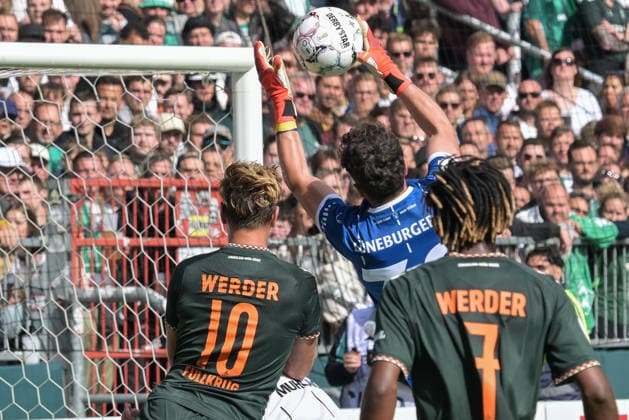 Torwart Arne Exner (Lueneburger SK Hansa 30) klaert vor Niklas Fuellkrug (SV Werder Bremen 10), Lueneburger SK Hansa - SV Werder Bremen, Fussball, DFB-Pokal, DFB, 22.8.2026 DFB regulations prohibit any use of photographs as image sequences and or quasi-video Hamburg Hamburg Deutschland *** Goalkeeper Arne Exner (Lüneburger SK Hansa 30) makes a save against Niklas Füllkrug (SV Werder Bremen 10), Lüneburger SK Hansa vs. SV Werder Bremen, soccer, DFB Cup, DFB, August 22, 2026. DFB regulations prohibit any use of photographs as image sequences and or quasi-video. Hamburg, Hamburg, Germany Copyright: xkolbert-press BurghardxSchreyerx