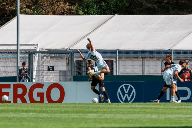 Deutschland, Köln (Sportpark Höhenberg): DFB-Pokal, 1. Runde, FC Viktoria Köln - 1. FC Nürnberg, Piet Scobel (1. FC Nürnberg, 19) fordert Elfmeter Strafstoß nach Ecke *** Germany, Cologne, Sportpark Höhenberg, DFB Cup, 1st Round, FC Viktoria Cologne vs. 1. FC Nuremberg; Piet Scobel of 1. FC Nuremberg calls for a penalty kick after a corner kick in the 19th minute Copyright: xThiemoxRudolphx