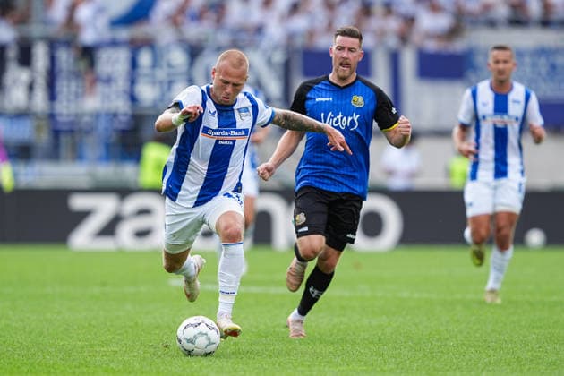 22.08.2026, xydrx, Fußball, DFB Pokal, 1. FC Saarbrücken - Hertha BSC, Saison 2026 2027, Ludwigsparkstadion: Jon Dagur Thorsteinsson (Hertha BSC, 23) und Niko Bretschneider (1.FC Saarbruecken, 28) im Laufduell DFB regulations prohibit any use of photographs as image sequences and or quasi-video. *** August 22, 2026, xydrx, Soccer, DFB Cup, 1 FC Saarbrücken vs. Hertha BSC, 2026–2027 season, Ludwigspark Stadium, Jon Dagur Thorsteinsson (Hertha BSC, No. 23) and Niko Bretschneider (1 FC Saarbrücken, No. 28) in a footrace. DFB regulations prohibit any use of photographs as image sequences and or quasi-video. Copyright: HMBxMedia YannisxDreimann
