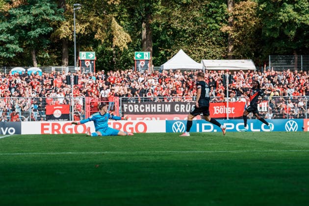 Deutschland, Köln (Sportpark Höhenberg): DFB-Pokal, 1. Runde, FC Viktoria Köln - 1. FC Nürnberg, Abseits, Torchance, Abseitstor David Otto (FC Viktoria Köln, 10) Yannick Tonye (FC Viktoria Köln, 7), Jan Reichert (1. FC Nürnberg, 1) *** Germany, Cologne, Sportpark Höhenberg, DFB Cup, 1st Round, FC Viktoria Cologne vs. 1. FC Nuremberg, Offside, Scoring chance, Offside goal by David Otto (FC Viktoria Cologne), 10 Yannick Tonye (FC Viktoria Cologne), 7, Jan Reichert (1. FC Nuremberg), 1 Copyright: xThiemoxRudolphx