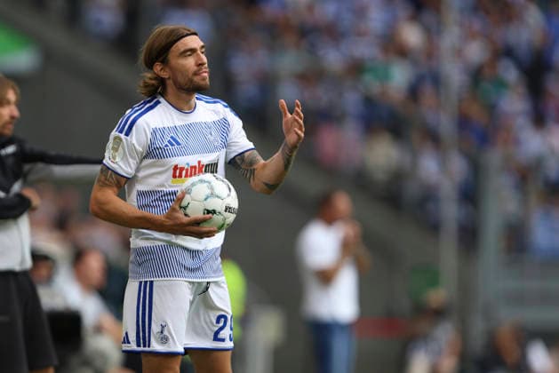 Joshua Bitter (MSV Duisburg) gestikuliert, Gestik waehrend des Spiels der 1. Runde des DFB-Pokal zwischen MSV Duisburg und SV 07 Elversberg, Schauinsland-Reisen-Arena am 22. August 2026 in Duisburg, Deutschland. (Foto von Oliver Kaelke DeFodi Images) +++ Joshua Bitter (MSV Duisburg) gestures during the 1st round match of the DFB-Pokal between MSV Duisburg and SV 07 Elversberg at Schauinsland-Reisen-Arena on August 22, 2026 in Duisburg, Germany. (Photo by Oliver Kaelke DeFodi Images) DFB DFL REGULATIONS PROHIBIT ANY USE OF PHOTOGRAPHS AS IMAGE SEQUENCES AND OR QUASI-VIDEO. (Photo by Oliver Kaelke DeFodi Images) - *** Joshua Bitter of MSV Duisburg gestures during the first-round match of the DFB Cup between MSV Duisburg and SV 07 Elversberg at the Schauinsland Reisen Arena on August 22, 2026, in Duisburg, Germany Photo by Oliver Kaelke, DeFodi Images Joshua Bitter of MSV Duisburg gestures during the first-round match of the DFB Cup between MSV Duisburg and SV 07 Elversberg at Schauinsland Reisen Arena on August 22, 2026 in Duisburg, Germany. Photo by Oliver Kaelke, DeFodi Images. DFB and DFL regulations prohibit any use of photographs as image sequences and or quasi-video. Photo by Oliver Kaelke, DeFodi Images.