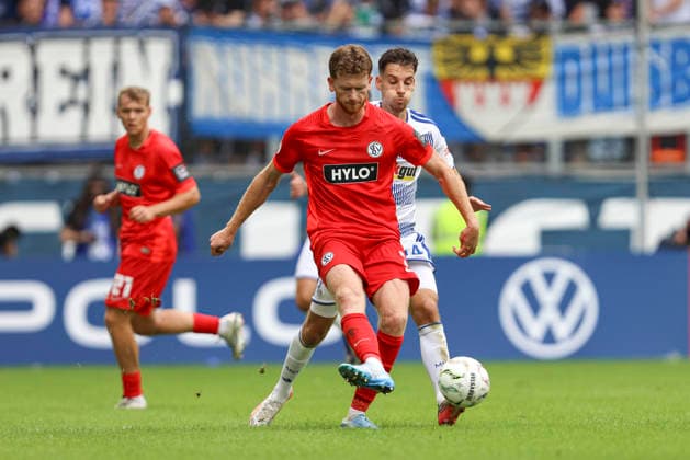 Florian Le Joncour (SV 07 Elversberg) und Conor Noss (MSV Duisburg) im Zweikampf waehrend des Spiels der 1. Runde des DFB-Pokal zwischen MSV Duisburg und SV 07 Elversberg, Schauinsland-Reisen-Arena am 22. August 2026 in Duisburg, Deutschland. (Foto von Oliver Kaelke DeFodi Images) +++ Florian Le Joncour (SV 07 Elversberg) und Conor Noss (MSV Duisburg) battle for the ball during the 1st round match of the DFB-Pokal between MSV Duisburg and SV 07 Elversberg at Schauinsland-Reisen-Arena on August 22, 2026 in Duisburg, Germany. (Photo by Oliver Kaelke DeFodi Images) DFB DFL REGULATIONS PROHIBIT ANY USE OF PHOTOGRAPHS AS IMAGE SEQUENCES AND OR QUASI-VIDEO. (Photo by Oliver Kaelke DeFodi Images) - *** Florian Le Joncour of SV 07 Elversberg and Conor Noss of MSV Duisburg in a duel during the first-round DFB Cup match between MSV Duisburg and SV 07 Elversberg, Schauinsland Reisen Arena on August 22, 2026, in Duisburg, Germany. Photo by Oliver Kaelke, DeFodi Images. Florian Le Joncour of SV 07 Elversberg and Conor Noss of MSV Duisburg battle for the ball during the first-round match of the DFB Cup between MSV Duisburg and SV 07 Elversberg at Schauinsland Reisen Arena on August 22, 2026, in Duisburg, Germany. Photo by Oliver Kaelke, DeFodi Images. DFB and DFL regulations prohibit any use of photographs as image sequences and or quasi-video. Photo by Oliver Kaelke, DeFodi Images.