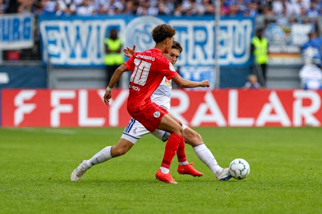 22.08.2026, GER, Fussball, Herren, DFB-Pokal, Saison 2026 2027, MSV Duisburg - SV Elversberg Noah Darvich (SVE) und Martin Ens (Duisburg) im Kampf um den Ball Duisburg schauinsland-reisen Arena Nordrhein-Westfalen Deutschland *** August 22, 2026, GER, Soccer, Men s, DFB Cup, 2026–2027 Season, MSV Duisburg vs. SV Elversberg: Noah Darvich (SVE) and Martin Ens (Duisburg) battle for the ball; Duisburg, Schauinsland, Arena, North Rhine-Westphalia, Germany Copyright: xAdrianxSchlüterx