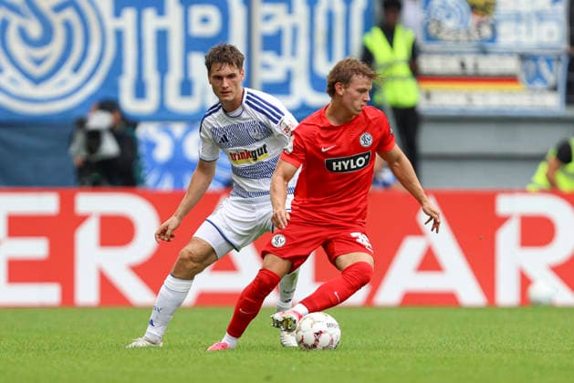 Martin Ens (MSV Duisburg) und Cole Campbell (SV 07 Elversberg) im Zweikampf waehrend des Spiels der 1. Runde des DFB-Pokal zwischen MSV Duisburg und SV 07 Elversberg, Schauinsland-Reisen-Arena am 22. August 2026 in Duisburg, Deutschland. (Foto von Oliver Kaelke DeFodi Images) +++ Martin Ens (MSV Duisburg) und Cole Campbell (SV 07 Elversberg) battle for the ball during the 1st round match of the DFB-Pokal between MSV Duisburg and SV 07 Elversberg at Schauinsland-Reisen-Arena on August 22, 2026 in Duisburg, Germany. (Photo by Oliver Kaelke DeFodi Images) DFB DFL REGULATIONS PROHIBIT ANY USE OF PHOTOGRAPHS AS IMAGE SEQUENCES AND OR QUASI-VIDEO. (Photo by Oliver Kaelke DeFodi Images) - *** Martin Ens of MSV Duisburg and Cole Campbell of SV 07 Elversberg battle for the ball during the first-round match of the DFB Cup between MSV Duisburg and SV 07 Elversberg at the Schauinsland Reisen Arena on August 22, 2026, in Duisburg, Germany. Photo by Oliver Kaelke, DeFodi Images. Martin Ens of MSV Duisburg and Cole Campbell of SV 07 Elversberg battle for the ball during the first-round match of the DFB Cup between MSV Duisburg and SV 07 Elversberg at Schauinsland Reisen Arena on August 22, 2026 in Duisburg, Germany. Photo by Oliver Kaelke, DeFodi Images. DFB and DFL regulations prohibit any use of photographs as image sequences and or quasi-video. Photo by Oliver Kaelke, DeFodi Images.