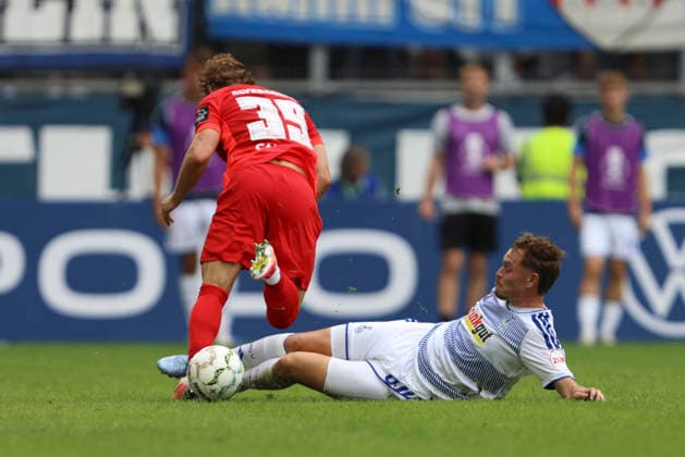 Cole Campbell (SV 07 Elversberg) und Aljaz Casar (MSV Duisburg) im Zweikampf waehrend des Spiels der 1. Runde des DFB-Pokal zwischen MSV Duisburg und SV 07 Elversberg, Schauinsland-Reisen-Arena am 22. August 2026 in Duisburg, Deutschland. (Foto von Oliver Kaelke DeFodi Images) +++ Cole Campbell (SV 07 Elversberg) und Aljaz Casar (MSV Duisburg) battle for the ball during the 1st round match of the DFB-Pokal between MSV Duisburg and SV 07 Elversberg at Schauinsland-Reisen-Arena on August 22, 2026 in Duisburg, Germany. (Photo by Oliver Kaelke DeFodi Images) DFB DFL REGULATIONS PROHIBIT ANY USE OF PHOTOGRAPHS AS IMAGE SEQUENCES AND OR QUASI-VIDEO. (Photo by Oliver Kaelke DeFodi Images) - *** Cole Campbell of SV 07 Elversberg and Aljaz Casar of MSV Duisburg in a tackle during the first-round DFB Cup match between MSV Duisburg and SV 07 Elversberg, Schauinsland Reisen Arena on August 22, 2026, in Duisburg, Germany. Photo by Oliver Kaelke, DeFodi Images. Cole Campbell of SV 07 Elversberg and Aljaz Casar of MSV Duisburg battle for the ball during the first-round match of the DFB Cup between MSV Duisburg and SV 07 Elversberg at Schauinsland Reisen Arena on August 22, 2026 in Duisburg, Germany Photo by Oliver Kaelke, DeFodi Images DFB and DFL regulations prohibit any use of photographs as image sequences and or quasi-video. Photo by Oliver Kaelke, DeFodi Images
