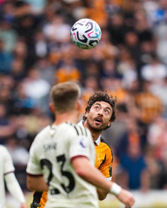 Hull City v Manchester United, ManU Premier League Matt Crooks of Hull City (right) watches the ball as Luke Shaw of Manchester United closes down during the Premier League match at the MKM Stadium, Hull 22 08 2026 UK Newspapers OUT Copyright: xMikexMartinx FIL-23813-0155