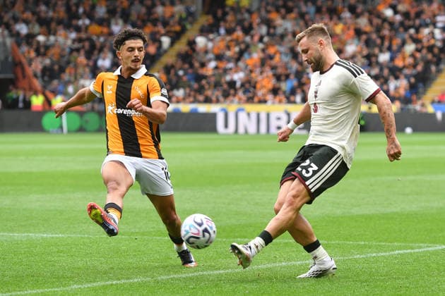 Hull City v Manchester United, ManU Premier League Manchester United defender Luke Shaw (23) and Hull City forward Mohamed Belloumi (10) during the Premier League match between Hull City and Manchester United at the MKM Stadium, Kingston upon Hull, UK on 22 August 2026. Kingston upon Hull MKM Stadium East Riding of Yorkshire UK Editorial use only DataCo restrictions apply See www.football-dataco.com , Copyright: xIanxLyallx PSI-24730-0124