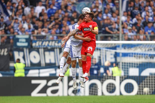 Tobias Fleckstein (MSV Duisburg), Martin Ens (MSV Duisburg) und Luca Schnellbacher (SV 07 Elversberg) im Zweikampf waehrend des Spiels der 1. Runde des DFB-Pokal zwischen MSV Duisburg und SV 07 Elversberg, Schauinsland-Reisen-Arena am 22. August 2026 in Duisburg, Deutschland. (Foto von Oliver Kaelke DeFodi Images) +++ Tobias Fleckstein (MSV Duisburg), Martin Ens (MSV Duisburg) und Luca Schnellbacher (SV 07 Elversberg) battle for the ball during the 1st round match of the DFB-Pokal between MSV Duisburg and SV 07 Elversberg at Schauinsland-Reisen-Arena on August 22, 2026 in Duisburg, Germany. (Photo by Oliver Kaelke DeFodi Images) DFB DFL REGULATIONS PROHIBIT ANY USE OF PHOTOGRAPHS AS IMAGE SEQUENCES AND OR QUASI-VIDEO. (Photo by Oliver Kaelke DeFodi Images) - *** Tobias Fleckstein of MSV Duisburg, Martin Ens of MSV Duisburg and Luca Schnellbacher of SV 07 Elversberg in a tackle during the first-round DFB Cup match between MSV Duisburg and SV 07 Elversberg at the Schauinsland Reisen Arena on August 22, 2026, in Duisburg, Germany. Photo by Oliver Kaelke, DeFodi Images. Tobias Fleckstein (MSV Duisburg), Martin Ens of MSV Duisburg and Luca Schnellbacher of SV 07 Elversberg battle for the ball during the first-round match of the DFB Cup between MSV Duisburg and SV 07 Elversberg at Schauinsland Reisen Arena on August 22, 2026 in Duisburg, Germany. Photo by Oliver Kaelke, DeFodi Images. DFB and DFL regulations prohibit any use of photographs as image sequences and or quasi-video. Photo by Oliver Kaelke, DeFodi Images