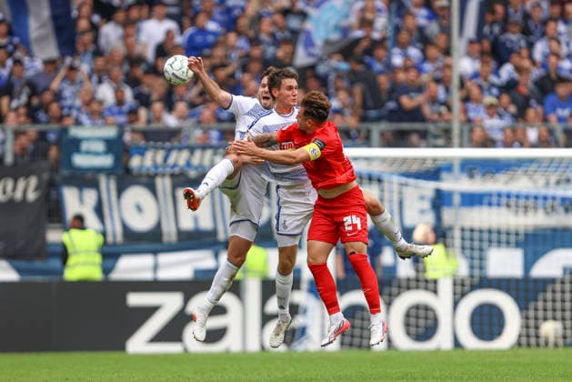 Tobias Fleckstein (MSV Duisburg), Martin Ens (MSV Duisburg) und Luca Schnellbacher (SV 07 Elversberg) im Zweikampf waehrend des Spiels der 1. Runde des DFB-Pokal zwischen MSV Duisburg und SV 07 Elversberg, Schauinsland-Reisen-Arena am 22. August 2026 in Duisburg, Deutschland. (Foto von Oliver Kaelke DeFodi Images) +++ Tobias Fleckstein (MSV Duisburg), Martin Ens (MSV Duisburg) und Luca Schnellbacher (SV 07 Elversberg) battle for the ball during the 1st round match of the DFB-Pokal between MSV Duisburg and SV 07 Elversberg at Schauinsland-Reisen-Arena on August 22, 2026 in Duisburg, Germany. (Photo by Oliver Kaelke DeFodi Images) DFB DFL REGULATIONS PROHIBIT ANY USE OF PHOTOGRAPHS AS IMAGE SEQUENCES AND OR QUASI-VIDEO. (Photo by Oliver Kaelke DeFodi Images) - *** Tobias Fleckstein of MSV Duisburg, Martin Ens of MSV Duisburg and Luca Schnellbacher of SV 07 Elversberg in a tackle during the first-round DFB Cup match between MSV Duisburg and SV 07 Elversberg at the Schauinsland Reisen Arena on August 22, 2026, in Duisburg, Germany. Photo by Oliver Kaelke, DeFodi Images. Tobias Fleckstein (MSV Duisburg), Martin Ens of MSV Duisburg and Luca Schnellbacher of SV 07 Elversberg battle for the ball during the first-round match of the DFB Cup between MSV Duisburg and SV 07 Elversberg at Schauinsland Reisen Arena on August 22, 2026 in Duisburg, Germany. Photo by Oliver Kaelke, DeFodi Images. DFB and DFL regulations prohibit any use of photographs as image sequences and or quasi-video. Photo by Oliver Kaelke, DeFodi Images
