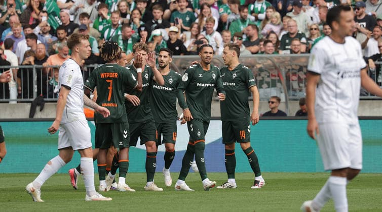Torjubel 0-1 durch 6 Jens Stage (SV Werder Bremen) Fussball, Saison 2026 2027, Maenner, Herren, DFB Pokal, 1. Hauptrunde, Millerntor Stadion, Lueneburger SK gegen Werder Bremen DFL REGULATIONS PROHIBIT ANY USE OF PHOTOGRAPHS AS IMAGE SEQUENCES AND OR QUASI-VIDEO. *** Goal celebration 0-1 by Jens Stage, SV Werder Bremen soccer, 2026–2027 season, Men, DFB Cup, First Round, Millerntor Stadium, Lüneburger SK vs. Werder Bremen. DFL regulations prohibit any use of photographs as image sequences and or quasi-video.