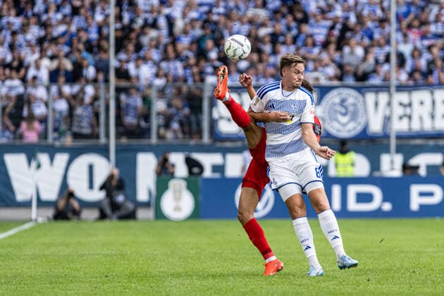 DFB-Pokal, 2026 2027, 1. Runde: MSV Duisburg - SV 07 Elversberg; 22.08.2026 Noah Darvich (SV 07 Elversberg, 10), Aljaz Casar (MSV Duisburg, 8) DFB-Pokal, 2026 2027, 1. Runde: MSV Duisburg - SV 07 Elversberg; Schauinsland-Reisen-Arena, Duisburg; 22.08.2026 DFB regulations prohibit any use of photographs as image sequences and or quasi video. *** DFB Cup, 2026–2027, First Round: MSV Duisburg vs. SV 07 Elversberg, August 22, 2026; Noah Darvich (SV 07 Elversberg), 10; Aljaz Casar (MSV Duisburg), 8; DFB Cup, 2026–2027, First Round: MSV Duisburg vs. SV 07 Elversberg, Schauinsland Reisen Arena, Duisburg, August 22, 2026. DFB regulations prohibit any use of photographs as image sequences and or quasi-video. Copyright: xBEAUTIFULxSPORTS Buriakovx