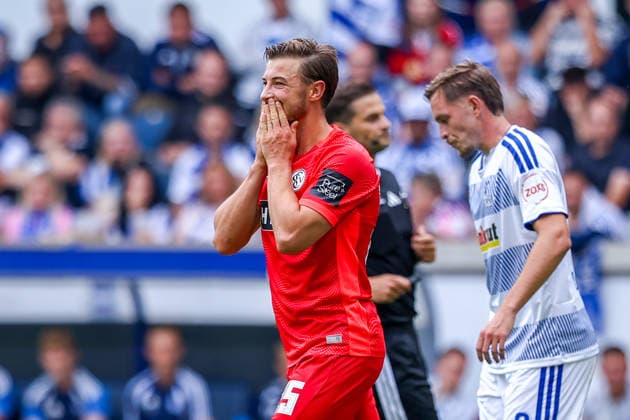 2026.08.22, xkwix, Fußball, DFB-Pokal, MSV Duisburg - SV Elversberg, Schauinsland-Reisen-Arena, 1.Runde, Saison 2026 2027: Lukas Petkov (SV Elversberg 25) haelt sich Haende vor den Mund nach Torschuss DFB regulations prohibit any use of photographs as image sequences and or quasi-video. Photo: xKamilxWilkowskixPressefotoKochx Nordrhein-Westfalen Deutschland *** August 22, 2026, xkwix, Soccer, DFB Cup, MSV Duisburg vs. SV Elversberg, Schauinsland Reisen Arena, Round 1, 2026–2027 Season: Lukas Petkov of SV Elversberg, 25, covers his mouth after taking a shot. DFB regulations prohibit any use of photographs as image sequences and or quasi-video. Photo: xKamilxWilkowskixPressefotoKochx, North Rhine-Westphalia, Germany