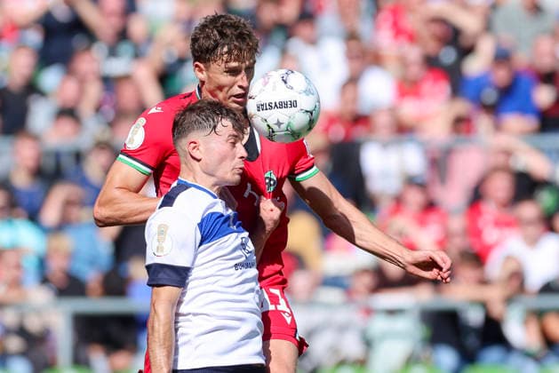 Kerem Sahan (SV Hemelingen) und Jean Hugonet (Hannover 96) kaempfen um den Ball waehrend des Spiels des DFB-Pokals zwischen SV Hemelingen und Hannover 96, Weserstadion am 22. August 2026 in Bremen, Deutschland. (Foto von Marco Steinbrenner DeFodi Images) +++ Kerem Sahan (SV Hemelingen) und Jean Hugonet (Hannover 96) battle for the ball during the DFB-Pokal match between SV Hemelingen and Hannover 96t at Weserstadion on August 22, 2026 in Bremen, Germany. (Photo by Marco Steinbrenner DeFodi Images) (Photo by Marco Steinbrenner DeFodi Images) - *** Kerem Sahan of SV Hemelingen and Jean Hugonet of Hannover 96 battle for the ball during the DFB Cup match between SV Hemelingen and Hannover 96 at Weserstadion on August 22, 2026, in Bremen, Germany. Photo by Marco Steinbrenner, DeFodi Images. Kerem Sahan of SV Hemelingen and Jean Hugonet of Hannover 96 battle for the ball during the DFB Cup match between SV Hemelingen and Hannover 96 at Weserstadion on August 22, 2026 in Bremen, Germany. Photo by Marco Steinbrenner, DeFodi Images. Photo by Marco Steinbrenner, DeFodi Images.