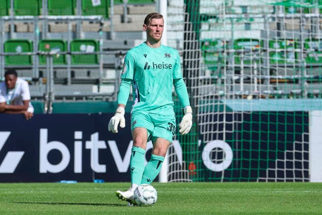 Torhueter Leo Weinkauf (Hannover 96) kontrolliert den Ball waehrend des Spiels des DFB-Pokals zwischen SV Hemelingen und Hannover 96, Weserstadion am 22. August 2026 in Bremen, Deutschland. (Foto von Marco Steinbrenner DeFodi Images) +++ Torhueter Leo Weinkauf (Hannover 96) controls the ball during the DFB-Pokal match between SV Hemelingen and Hannover 96t at Weserstadion on August 22, 2026 in Bremen, Germany. (Photo by Marco Steinbrenner DeFodi Images) (Photo by Marco Steinbrenner DeFodi Images) - *** Goalkeeper Leo Weinkauf of Hannover 96 controls the ball during the DFB Cup match between SV Hemelingen and Hannover 96 at Weserstadion on August 22, 2026, in Bremen, Germany Photo by Marco Steinbrenner DeFodi Images Goalkeeper Leo Weinkauf of Hannover 96 controls the ball during the DFB Cup match between SV Hemelingen and Hannover 96 at Weserstadion on August 22, 2026 in Bremen, Germany Photo by Marco Steinbrenner DeFodi Images Photo by Marco Steinbrenner DeFodi Images