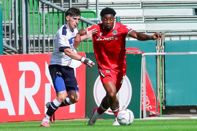 Ledjon Fikaj (SV Hemelingen) und Ime Okon (Hannover 96) kaempfen um den Ball waehrend des Spiels des DFB-Pokals zwischen SV Hemelingen und Hannover 96, Weserstadion am 22. August 2026 in Bremen, Deutschland. (Foto von Marco Steinbrenner DeFodi Images) +++ Ledjon Fikaj (SV Hemelingen) und Ime Okon (Hannover 96) battle for the ball during the DFB-Pokal match between SV Hemelingen and Hannover 96t at Weserstadion on August 22, 2026 in Bremen, Germany. (Photo by Marco Steinbrenner DeFodi Images) (Photo by Marco Steinbrenner DeFodi Images) - *** Ledjon Fikaj of SV Hemelingen and Ime Okon of Hannover 96 battle for the ball during the DFB Cup match between SV Hemelingen and Hannover 96 at Weserstadion on August 22, 2026, in Bremen, Germany Photo by Marco Steinbrenner, DeFodi Images Ledjon Fikaj of SV Hemelingen and Ime Okon of Hannover 96 battle for the ball during the DFB Cup match between SV Hemelingen and Hannover 96 at Weserstadion on August 22, 2026 in Bremen, Germany. Photo by Marco Steinbrenner, DeFodi Images. Photo by Marco Steinbrenner, DeFodi Images.