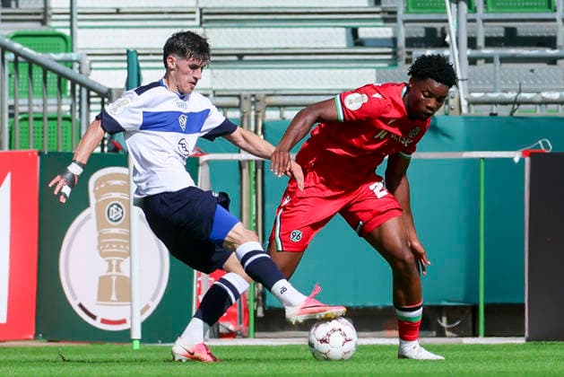 Ledjon Fikaj (SV Hemelingen) und Ime Okon (Hannover 96) kaempfen um den Ball waehrend des Spiels des DFB-Pokals zwischen SV Hemelingen und Hannover 96, Weserstadion am 22. August 2026 in Bremen, Deutschland. (Foto von Marco Steinbrenner DeFodi Images) +++ Ledjon Fikaj (SV Hemelingen) und Ime Okon (Hannover 96) battle for the ball during the DFB-Pokal match between SV Hemelingen and Hannover 96t at Weserstadion on August 22, 2026 in Bremen, Germany. (Photo by Marco Steinbrenner DeFodi Images) (Photo by Marco Steinbrenner DeFodi Images) - *** Ledjon Fikaj of SV Hemelingen and Ime Okon of Hannover 96 battle for the ball during the DFB Cup match between SV Hemelingen and Hannover 96 at Weserstadion on August 22, 2026, in Bremen, Germany Photo by Marco Steinbrenner, DeFodi Images Ledjon Fikaj of SV Hemelingen and Ime Okon of Hannover 96 battle for the ball during the DFB Cup match between SV Hemelingen and Hannover 96 at Weserstadion on August 22, 2026 in Bremen, Germany. Photo by Marco Steinbrenner, DeFodi Images. Photo by Marco Steinbrenner, DeFodi Images.