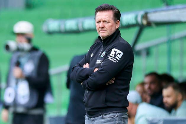 Trainer Christian Titz (Hannover 96) schaut waehrend des Spiels des DFB-Pokals zwischen SV Hemelingen und Hannover 96, Weserstadion am 22. August 2026 in Bremen, Deutschland. (Foto von Marco Steinbrenner DeFodi Images) +++ Trainer Christian Titz (Hannover 96) looks on during the DFB-Pokal match between SV Hemelingen and Hannover 96t at Weserstadion on August 22, 2026 in Bremen, Germany. (Photo by Marco Steinbrenner DeFodi Images) (Photo by Marco Steinbrenner DeFodi Images) - *** Hannover 96 coach Christian Titz watches during the DFB Cup match between SV Hemelingen and Hannover 96 at Weserstadion in Bremen on August 22, 2026, Germany Photo by Marco Steinbrenner, DeFodi Images Coach Christian Titz of Hannover 96 looks on during the DFB Cup match between SV Hemelingen and Hannover 96 at Weserstadion on August 22, 2026 in Bremen, Germany. Photo by Marco Steinbrenner, DeFodi Images. Photo by Marco Steinbrenner, DeFodi Images