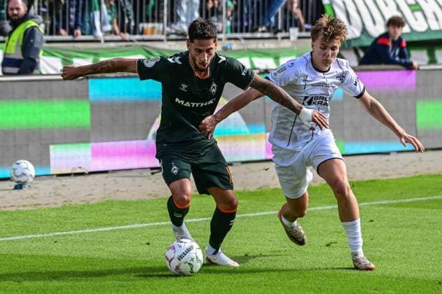 Ludovit Reis ( Werder ) Nevio Scheuer ( Lüneburg ) Deutschland , Hamburg , Millerntor , Fussball , 1 Bundesliga , Oberliga Niedersachsen , DFB Pokal Runde 1 , LSK Lüneburg - SV Werder Bremen *** Ludovit Reis, Werder, Nevio Scheuer, Lüneburg, Germany, Hamburg, Millerntor, soccer, Bundesliga 1, Oberliga Niedersachsen, DFB Cup Round 1, LSK Lüneburg, SV Werder Bremen