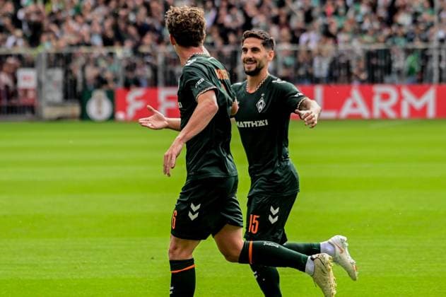 Torjubel nach dem 0:1 durch Jens Stage Ludovit Reis ( Werder ) ( Lüneburg ) Deutschland , Hamburg , Millerntor , Fussball , 1 Bundesliga , Oberliga Niedersachsen , DFB Pokal Runde 1 , LSK Lüneburg - SV Werder Bremen *** Goal celebration after the 0-1 by Jens Stage, Ludovit Reis, Werder Lüneburg, Germany, Hamburg, Millerntor, soccer, Bundesliga 1, Oberliga Niedersachsen, DFB Cup Round 1, LSK Lüneburg, SV Werder Bremen
