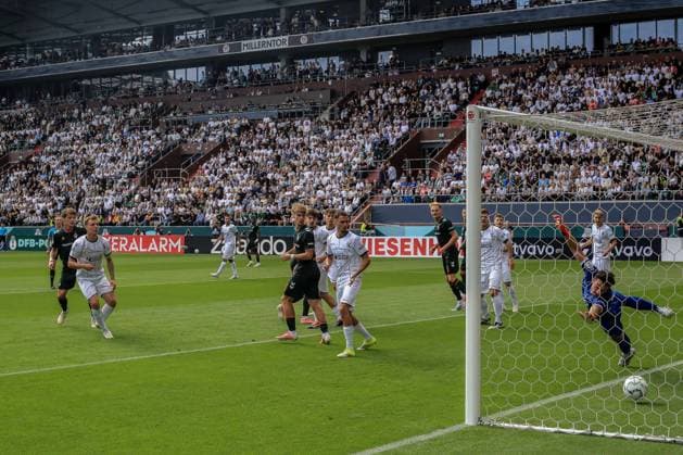 0:1 durch Jens Stage ( Werder ) per Kopfball Lenny Borges 30 Alexander Schlager ( Lüneburg ) chancenlos Deutschland , Hamburg , Millerntor , Fussball , 1 Bundesliga , Oberliga Niedersachsen , DFB Pokal Runde 1 , LSK Lüneburg - SV Werder Bremen *** 0-1 by Jens Stage (Werder) on a header by Lenny Borges 30 Alexander Schlager (Lüneburg) had no chance Germany, Hamburg, Millerntor, soccer, Bundesliga 1, Oberliga Niedersachsen, DFB Cup Round 1, LSK Lüneburg SV Werder Bremen