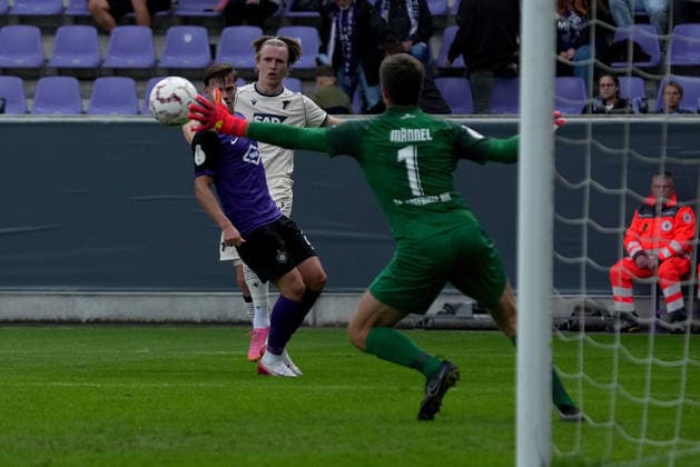 22.08.2026, eins Erzgebirgsstadion, Aue, GER, DFB Pokal, Erzgebirge Aue vs TSG Hoffenheim , Patrick Wimmer (Hoffenheim), Torwart Martin Maennel (Photo by Hasan Bratic DeFodi Images) - *** August 22, 2026, Erzgebirgsstadion, Aue, GER, DFB Cup, Erzgebirge Aue vs. TSG Hoffenheim, Patrick Wimmer (Hoffenheim), goalkeeper Martin Maennel. Photo by Hasan Bratic, DeFodi Images
