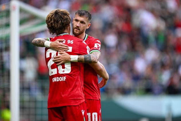 DFB Pokal 26 27 - SV Hemelingen - Hannover 96 am 22.08.2026 im Weserstadion in Bremen Jubel, Torjubel, Torschuetze, Torschütze Lars Gindorf (Hannover) jubelt nach seinem Tor zum 0:6 mit Marcel Hartel (Hannover) *** DFB Cup 26-27: SV Hemelingen vs. Hannover 96 on August 22, 2026, at the Weserstadion in Bremen—cheers, goal celebrations, goal scorers, goal scorer Lars Gindorf; Hannover celebrates after his goal to make it 0-6, with Marcel Hartel; Hannover MT