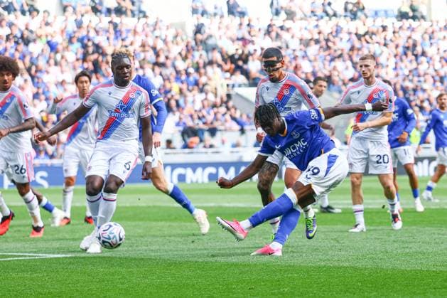 Tyrique George of Everton shoots wide Everton v Crystal Palace, Premier League Football, Football, Hill Dickinson Stadium, Liverpool, UK - 22 Aug 2026Liverpool Hill Dickinson Stadium United Kingdom EDITORIAL USE ONLY No use with unauthorised audio, video, data, fixture lists, club league logos or live services. Online in-match use limited to 120 images, no video emulation. No use in betting, games or single club league player publications.  Copyright: xPaulxCurrie Shutterstockx 17111730bc
