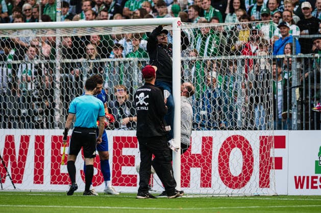 DFB-Pokal: Lüneburger SK - SV Werder Bremen, 22.08.2026 Das Tor wird repariert; Fußball, DFB-Pokal, 1. Runde: Lüneburger SK vs. SV Werder Bremen am 22.08.2026 im Millerntor-Stadion, Hamburg DFB REGULATIONS PROHIBIT ANY USE OF PHOTOGRAPHS AS IMAGE SEQUENCES AND OR QUASI-VIDEO. *** DFB Cup: Lüneburger SK vs. SV Werder Bremen, August 22, 2026. The goal is being repaired. Soccer, DFB Cup, 1st round: Lüneburger SK vs. SV Werder Bremen on August 22, 2026, at Millerntor Stadium, Hamburg. DFB regulations prohibit any use of photographs as image sequences and or quasi-video. Copyright: xBEAUTIFULxSPORTS Tonhäuserx